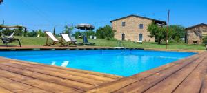 The swimming pool at or close to Tenuta La Santissima