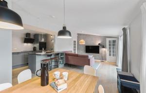 una cucina e un soggiorno con un tavolo e un divano di Lovely Home In Faxe Ladeplads With Wifi a Fakse Ladeplads