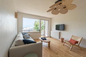 Televiisor ja/või meelelahutuskeskus majutusasutuses Appartement face Nausicaa , balcon vue mer