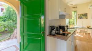 A kitchen or kitchenette at BELLA CISTERNA