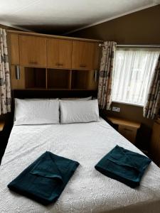 Φωτογραφία από το άλμπουμ του 12 Field Views - 2 Bedrooms 2 bathrooms - 1 shower - 1 bath No sign written vans σε High Hesket