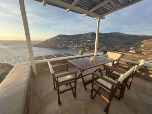 a table and chairs on a balcony with a view of the ocean at Wide sea Studio in Agios Dimitrios