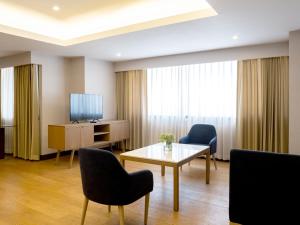TV a/nebo společenská místnost v ubytování Rembrandt Residences Bangkok