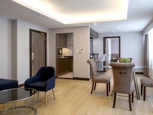 Posezení v ubytování Rembrandt Residences Bangkok