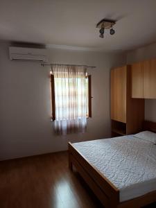 Giường trong phòng chung tại Apartmani Danica