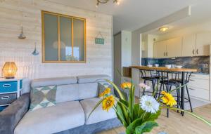 ein Wohnzimmer mit Couch und Küche in der Unterkunft Bel Appartement Proche Mer in Royan