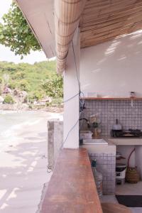 Kuchyň nebo kuchyňský kout v ubytování Surf Shack Grupuk