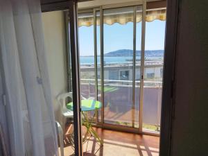 Una habitación con balcón con vista al mar. en Studio cosy avec vue exceptionnelle sur l'étang de Thau, en Balaruc-les-Bains