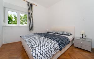 Postel nebo postele na pokoji v ubytování 3 Bedroom Beautiful Home In Debeljak