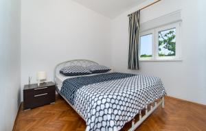 Postel nebo postele na pokoji v ubytování 3 Bedroom Beautiful Home In Debeljak