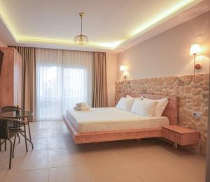 Un dormitorio con una cama grande y una mesa. en Soul House Kuşadası, en Kusadasi 98 fotos más