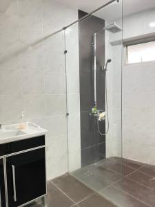 Ένα μπάνιο στο Standard Queen room with shared bathroom by MyPOCKETT