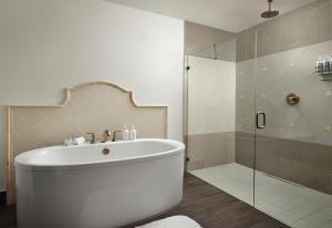 bagno con vasca bianca e doccia di The Wilde Resort and Spa a Sedona