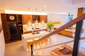 Una cocina y un comedor con una mesa y una cocina con encimera. en Omilu Villas Bingin, en Uluwatu