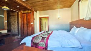 Postel nebo postele na pokoji v ubytování Shangri-La Youran Valley Inn