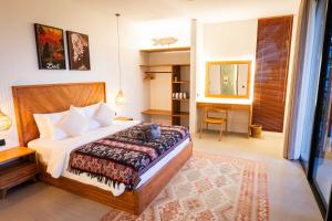 Un dormitorio con una cama y una habitación con un escritorio. en Omilu Villas Bingin, en Uluwatu 32 fotos más