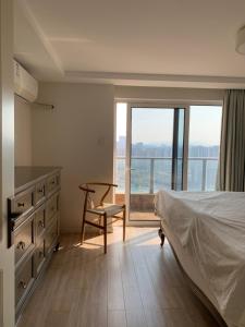ein Schlafzimmer mit einem Bett, einem Schreibtisch und einem Tisch in der Unterkunft Canal Impression B&B, Women-Friendly, Families and Couples in Hangzhou