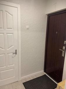 una porta in una stanza con porta in legno di Studio IT on Tumo a Plungė