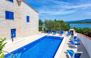 Bazén v ubytování Beach Front Home In Klimno With Wifi nebo v jeho okolí