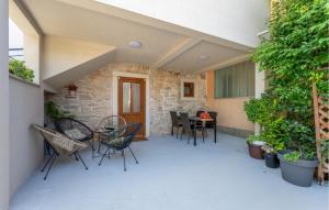 Patio alebo iná vonkajšia časť ubytovania Two-Bedroom Apartment In Peroj