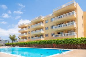 a building with a swimming pool in front of a building at Apartman Mar Primavera in Arona