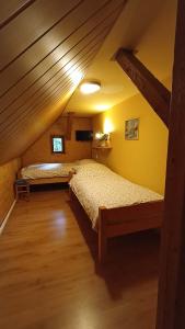 Postel nebo postele na pokoji v ubytování Horská Chalupa Nad Zubačkou + 19 fotografií