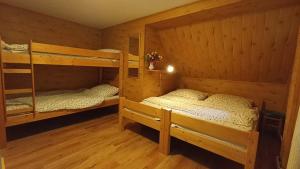 Postel nebo postele na pokoji v ubytování Horská Chalupa Nad Zubačkou