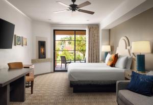 una camera d'albergo con un letto e un soggiorno di The Wilde Resort and Spa a Sedona