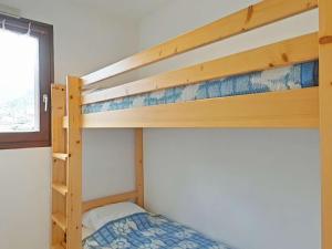 une chambre avec deux lits superposés dans une pièce dans l'établissement Studio cabine 4 pers. proche patinoire et pistes, parking, ménage inclus, navette à proximité - FR-1-241-157, au Grand-Bornand