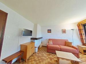 Televízia a/alebo spoločenská miestnosť v ubytovaní Appartement 2 Pièces 4 Pers, Parking, Ski, Grand-Bornand - FR-1-241-241