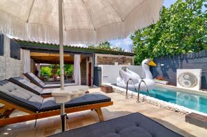eine Villa mit Swimmingpool und eine Villa mit Swimmingpoolvisor in der Unterkunft Casa Memory in Crikvenica