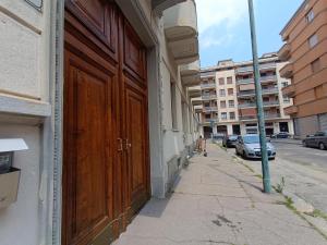 a large wooden door on the side of a building at lovely vintage apartment climatizzato inalpi in Turin