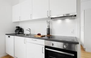 Una cocina o cocineta en Lovely Apartment In Nexø With Wifi