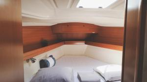 una piccola cabina in una barca con un letto di Magnificent sailboat with free parking for cars a Valencia