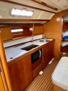 una piccola cucina con lavandino e lavandino e un lavandino di Magnificent sailboat with free parking for cars a Valencia