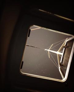 uno smartphone con lo schermo rotto su un tavolo di Magnificent sailboat with free parking for cars a Valencia