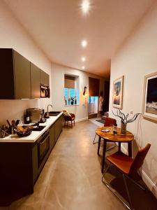 una cucina con un tavolo e un piano di lavoro di La Palmer Le 50 Suites and SPA a Bordeaux