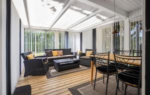 Posezení v ubytování Awesome Home In Tarm With Wifi