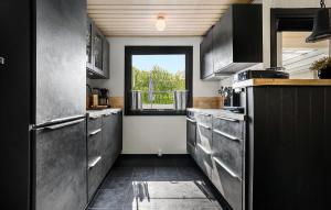 Kuchyň nebo kuchyňský kout v ubytování Awesome Home In Tarm With Wifi