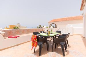 un patio con tavolo e sedie su un balcone di Beautiful 3 Bedroom Holiday Villa a Callao Salvaje