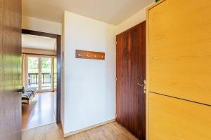 pusty pokój z drzwiami i korytarzem w obiekcie Arnica 15 - 4 pers - piscine w mieście Nendaz