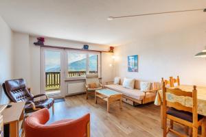 salon z kanapą i stołem w obiekcie Arnica 15 - 4 pers - piscine w mieście Nendaz