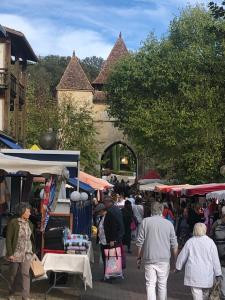 a group of people walking through an outdoor market at Résidence Dalma - Appartement 5 - pour cure thermale in Cazaubon