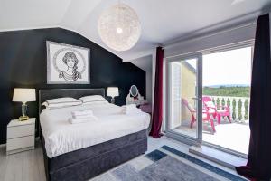 ein Schlafzimmer mit einem Bett und einem großen Fenster in der Unterkunft Casa Memory in Crikvenica