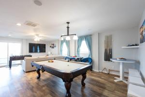 een woonkamer met een pooltafel erin bij Nags Head Oceanfront Private Beach Access & Pool in Nags Head