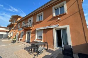 a building with a table in front of it at Résidence Dalma appartement 1 in Cazaubon