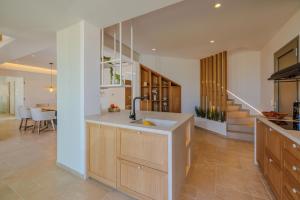 Kuchyň nebo kuchyňský kout v ubytování Malia Vista Villa with Panoramic Sea View and Private Pool + 34 fotografií