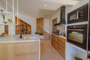 Kuchyň nebo kuchyňský kout v ubytování Malia Vista Villa with Panoramic Sea View and Private Pool