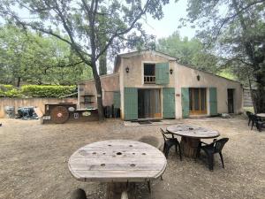 a house with a table and chairs in front of it at Maison Etona in Esparron-de-Verdon