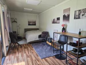Tiny House mit Fernblick房間的床